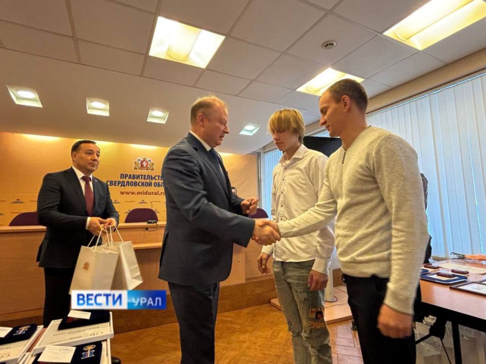 Дети - герои. Школьников, совершивших героические и мужественные поступки, а также бескорыстно пришедших на помощь людям., наградили сегодня Дети - герои. Школьников, совершивших героические и мужественные поступки, а также бескорыстно пришедших на помощь людям., наградили сегодня