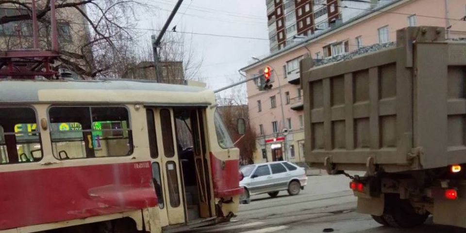 На перекрестке 8 Марта и Фрунзе трамвай сошел с рельсов после ДТП