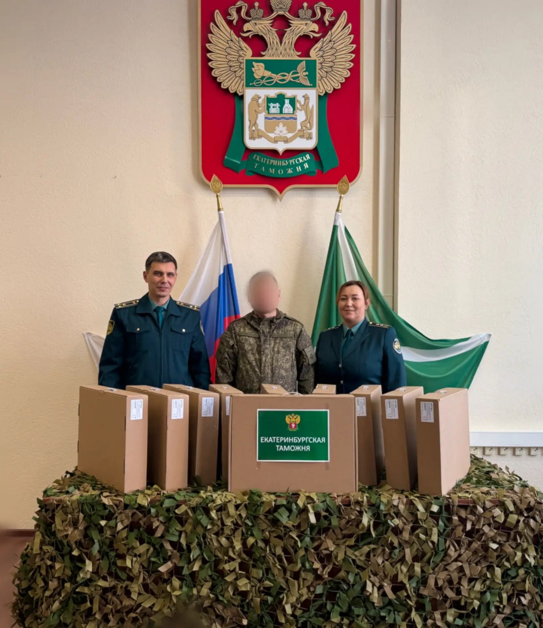 Таможенники Екатеринбурга и Астрахани передали промышленные коммутаторы и текстильные изделия военнослужащим