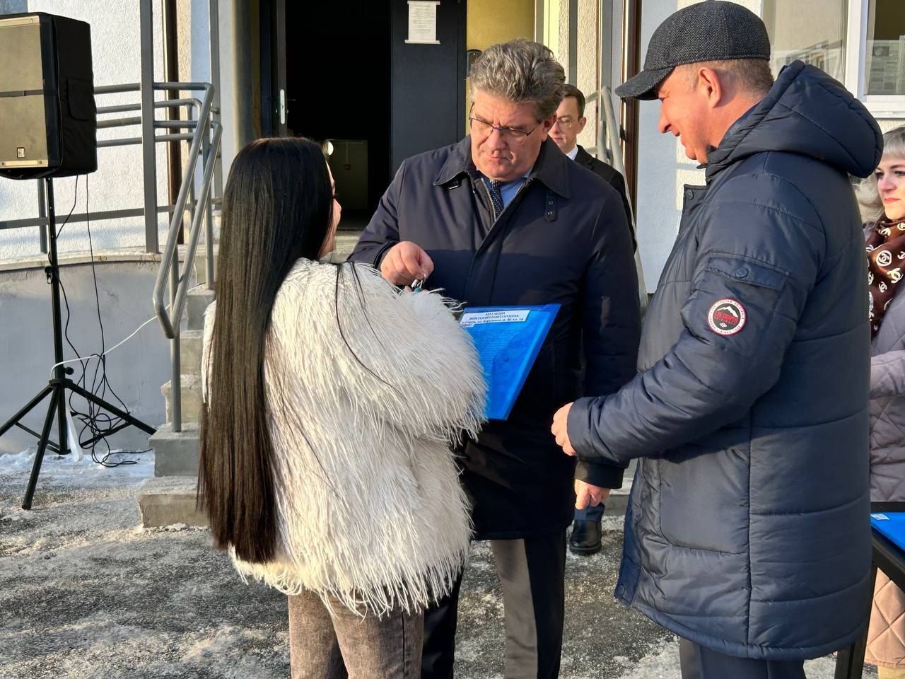 Жилье в новостройке получили 64 жителя Серова из числа детей-сирот