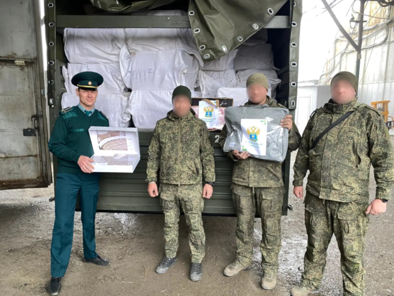 Таможенники Екатеринбурга и Астрахани передали промышленные коммутаторы и текстильные изделия военнослужащим Таможенники Екатеринбурга и Астрахани передали промышленные коммутаторы и текстильные изделия военнослужащим