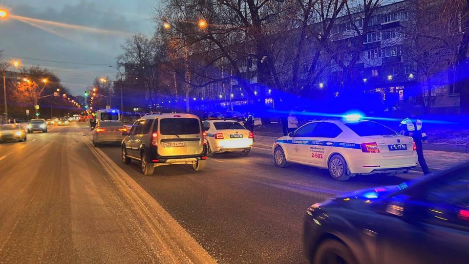 В Екатеринбурге автоинспекторы Екатеринбурга устанавливают обстоятельства смертельного ДТП с участием пешехода