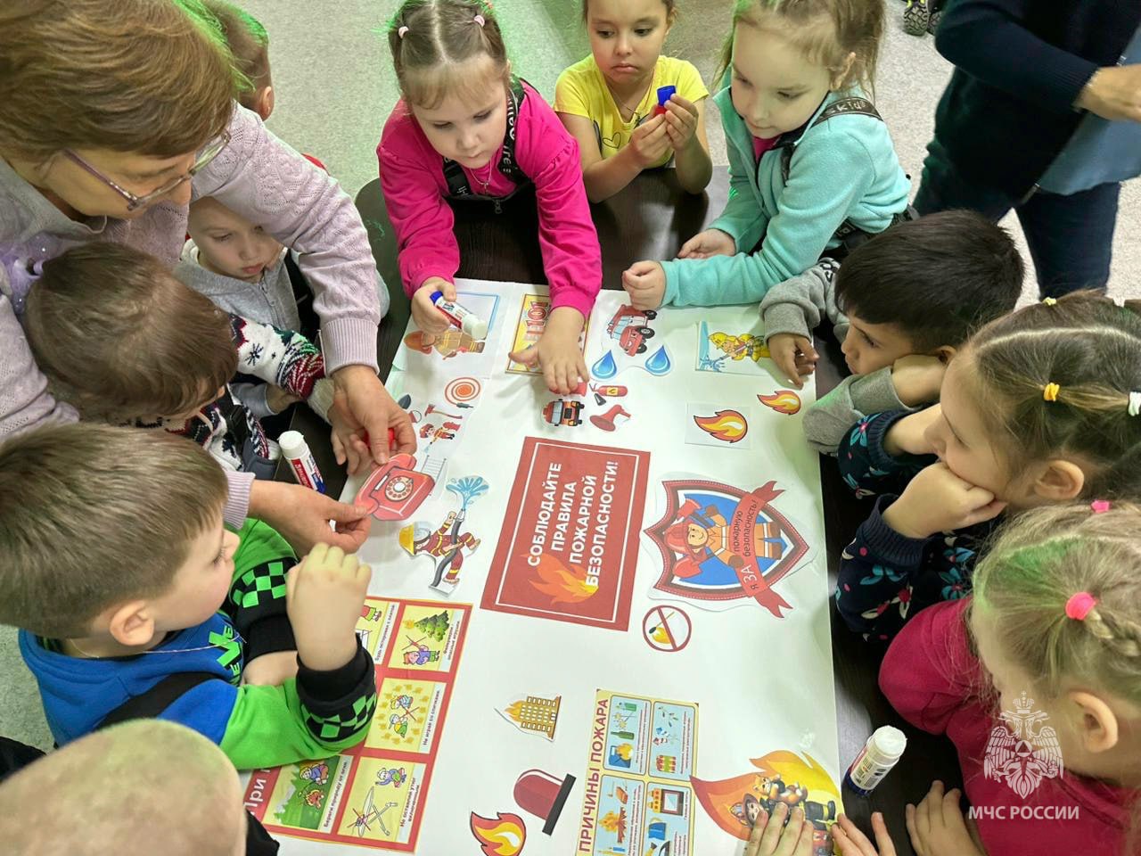 Увлекательная игра по пожарной безопасности для детей! Увлекательная игра по пожарной безопасности для детей!