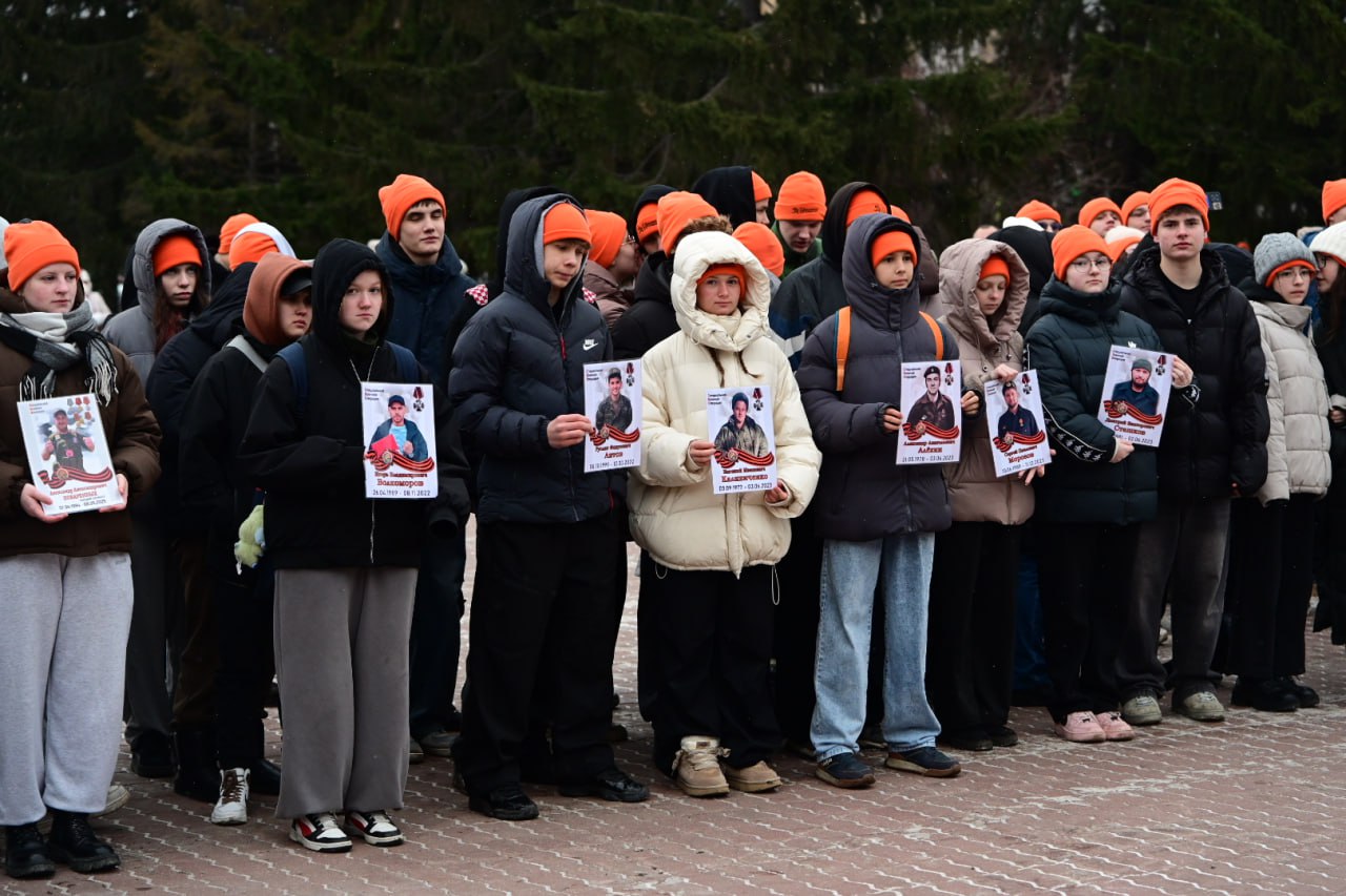 Сотни свердловчан почтили память героев Сотни свердловчан почтили память героев