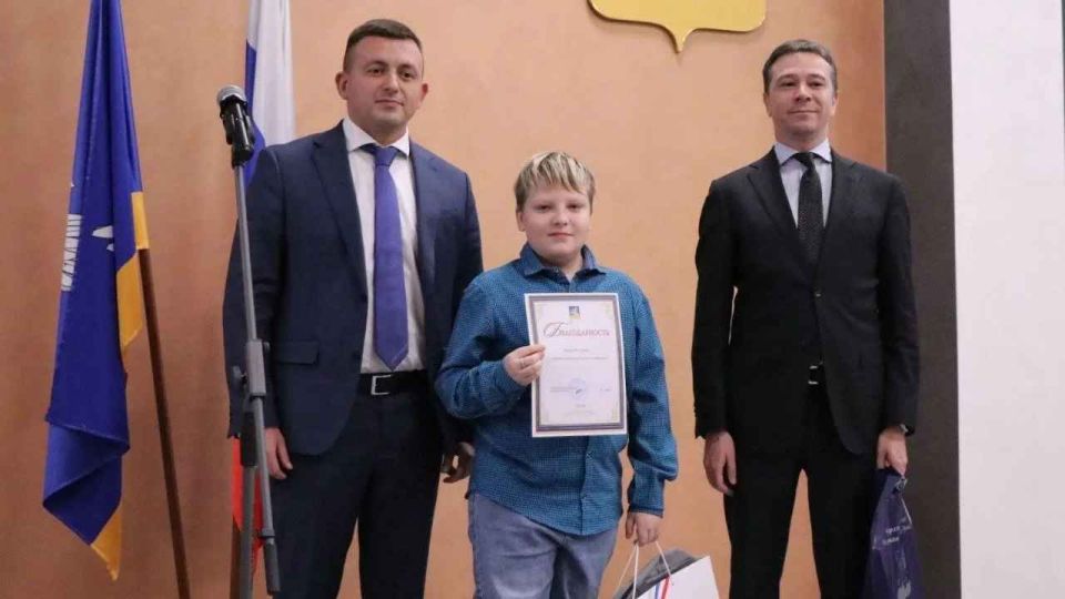 А если бы он просто прошел мимо, уткнувшись в телефон? Но он поднял глаза