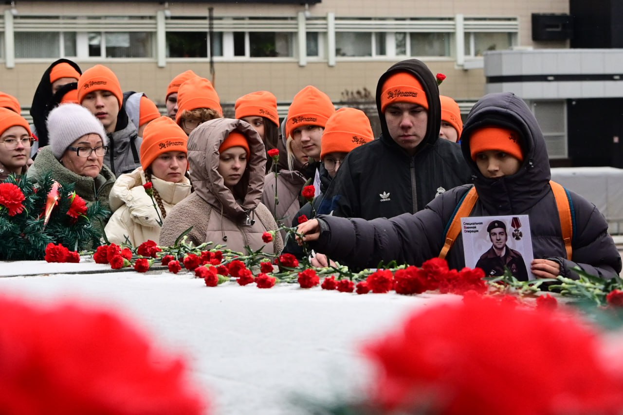 Сотни свердловчан почтили память героев Сотни свердловчан почтили память героев