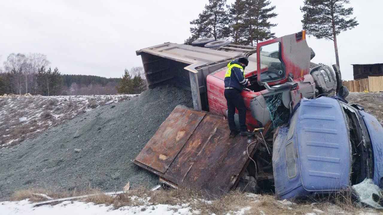 Под Асбестом лоб в лоб столкнулись «Газель» и груженый самосвал