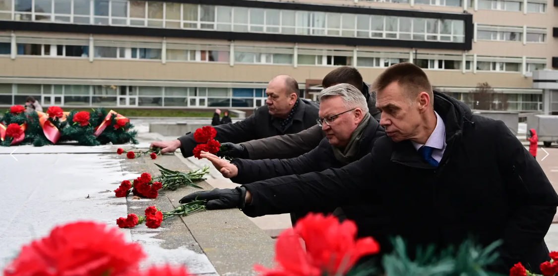 Сотни свердловчан почтили минутой молчания память героев Отечества Сотни свердловчан почтили минутой молчания память героев Отечества