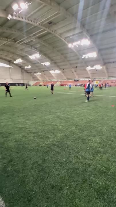 В футбольном манеже «Урал» проходит корпоративный турнир по мини-футболу «Кубок заводы Урала»