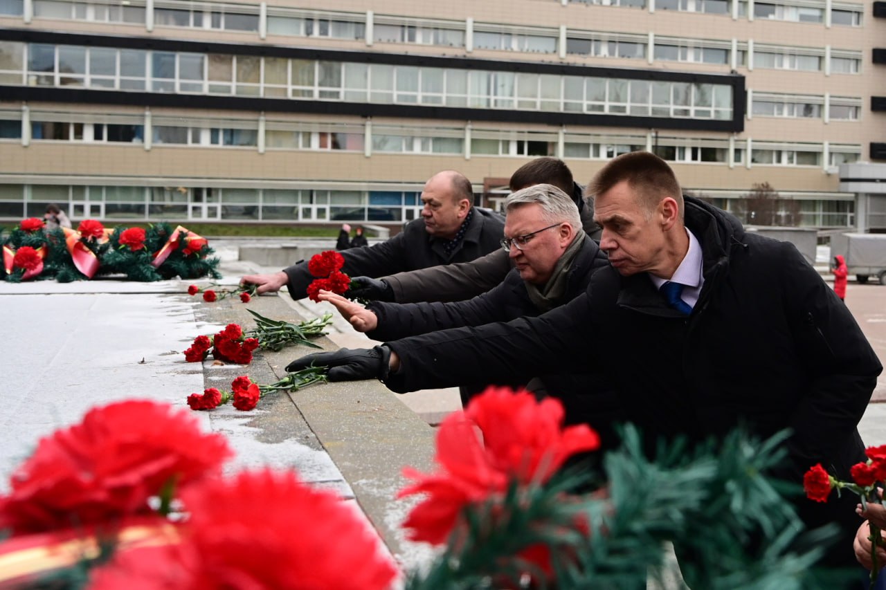 Сотни свердловчан почтили память героев Сотни свердловчан почтили память героев