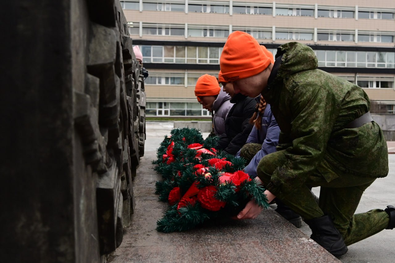 Сотни свердловчан почтили память героев Сотни свердловчан почтили память героев