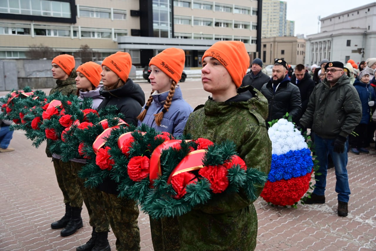 Сотни свердловчан почтили память героев Сотни свердловчан почтили память героев