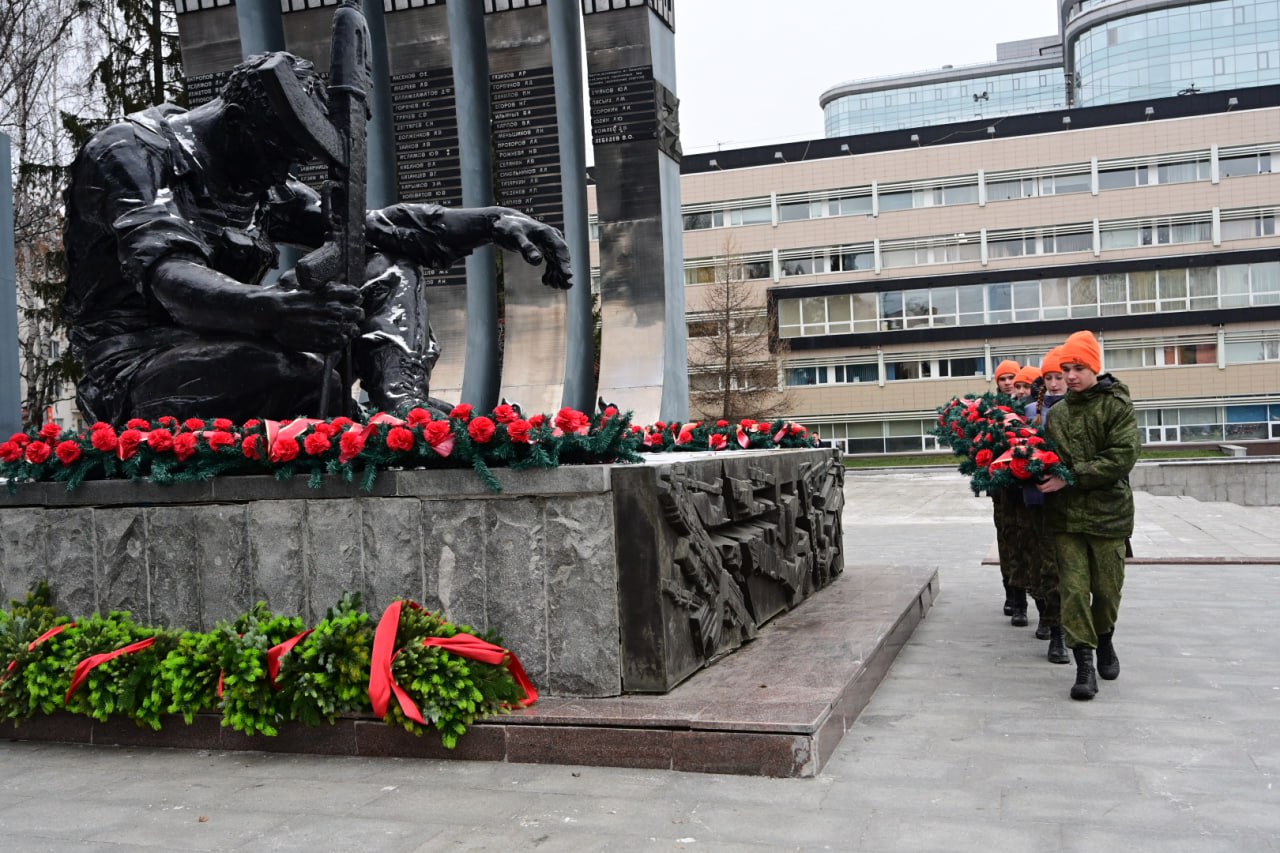 Сотни свердловчан почтили память героев Сотни свердловчан почтили память героев