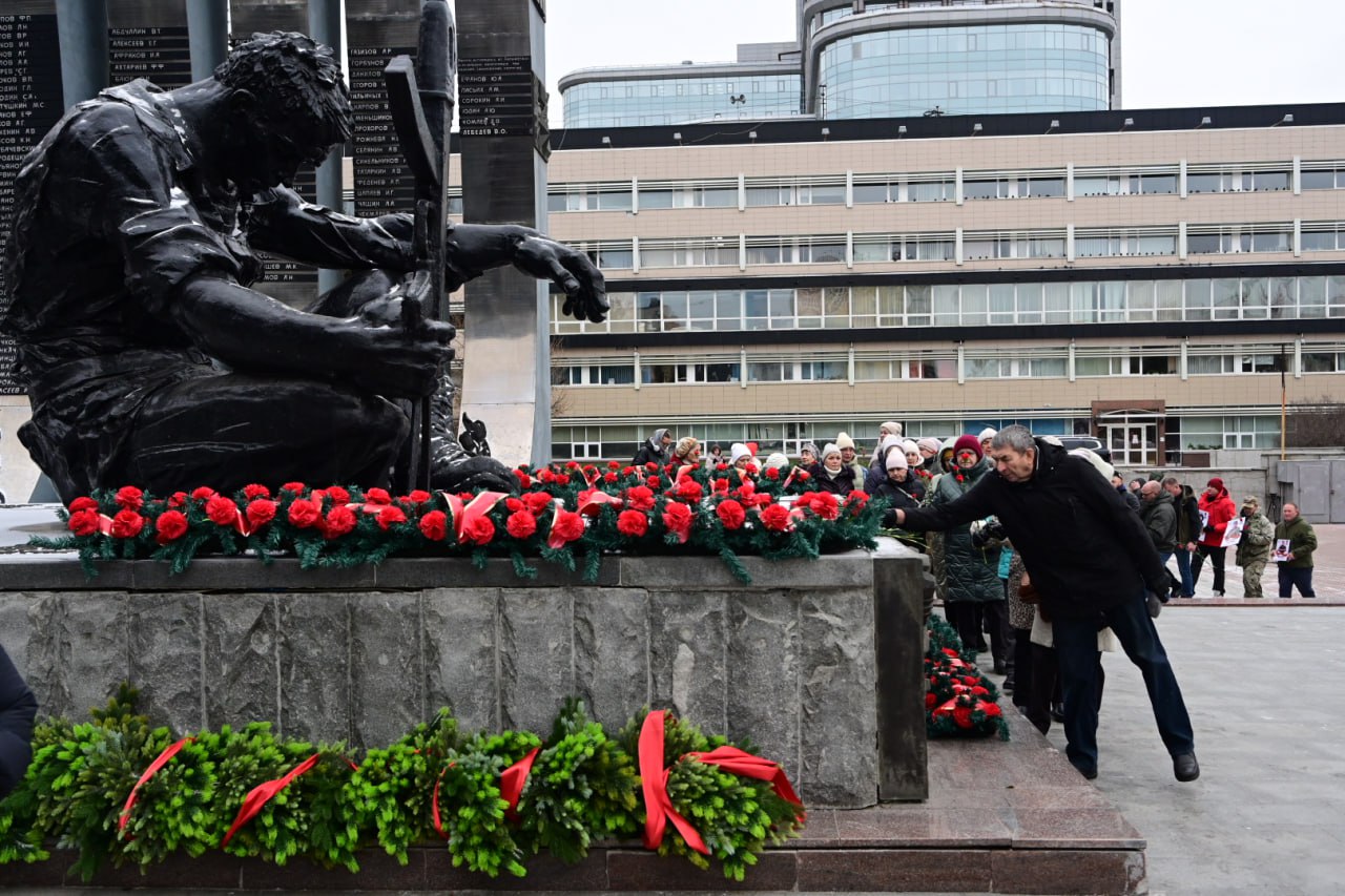 Сотни свердловчан почтили память героев