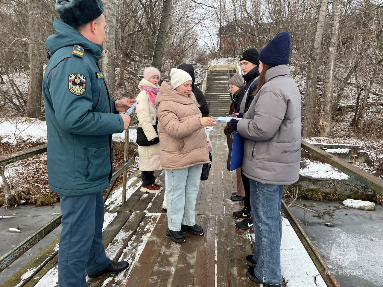 Тонкий лед — это опасно!. Ежедневно сотрудники чрезвычайного ведомства патрулируют водоемы на всей территории региона,но безопасность зависит от каждого из нас! Сейчас лед непрочный, он не выдержит тяжести человека Тонкий лед — это опасно!. Ежедневно сотрудники чрезвычайного ведомства патрулируют водоемы на всей территории региона,но безопасность зависит от каждого из нас! Сейчас лед непрочный, он не выдержит тяжести человека