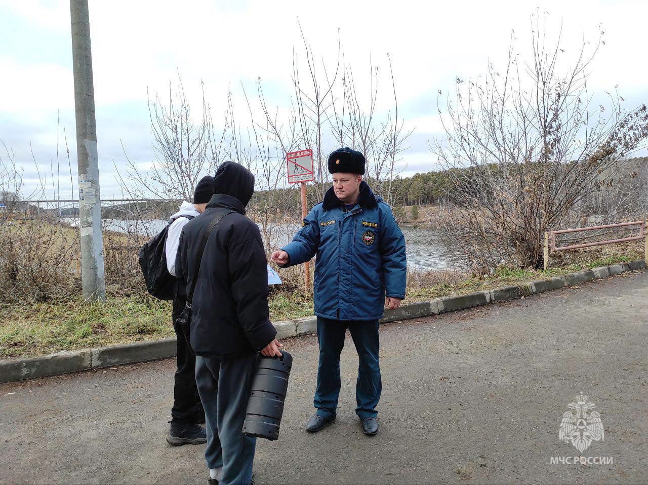 Тонкий лед — это опасно!. Ежедневно сотрудники чрезвычайного ведомства патрулируют водоемы на всей территории региона,но безопасность зависит от каждого из нас! Сейчас лед непрочный, он не выдержит тяжести человека Тонкий лед — это опасно!. Ежедневно сотрудники чрезвычайного ведомства патрулируют водоемы на всей территории региона,но безопасность зависит от каждого из нас! Сейчас лед непрочный, он не выдержит тяжести человека