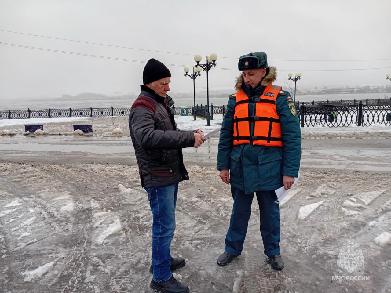 Тонкий лед — это опасно!. Ежедневно сотрудники чрезвычайного ведомства патрулируют водоемы на всей территории региона,но безопасность зависит от каждого из нас! Сейчас лед непрочный, он не выдержит тяжести человека Тонкий лед — это опасно!. Ежедневно сотрудники чрезвычайного ведомства патрулируют водоемы на всей территории региона,но безопасность зависит от каждого из нас! Сейчас лед непрочный, он не выдержит тяжести человека