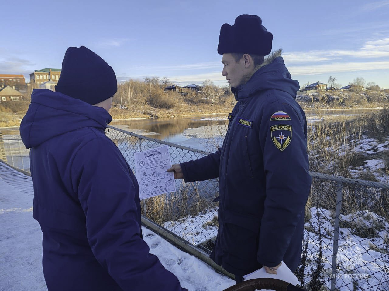 Тонкий лед — это опасно!. Ежедневно сотрудники чрезвычайного ведомства патрулируют водоемы на всей территории региона,но безопасность зависит от каждого из нас! Сейчас лед непрочный, он не выдержит тяжести человека Тонкий лед — это опасно!. Ежедневно сотрудники чрезвычайного ведомства патрулируют водоемы на всей территории региона,но безопасность зависит от каждого из нас! Сейчас лед непрочный, он не выдержит тяжести человека