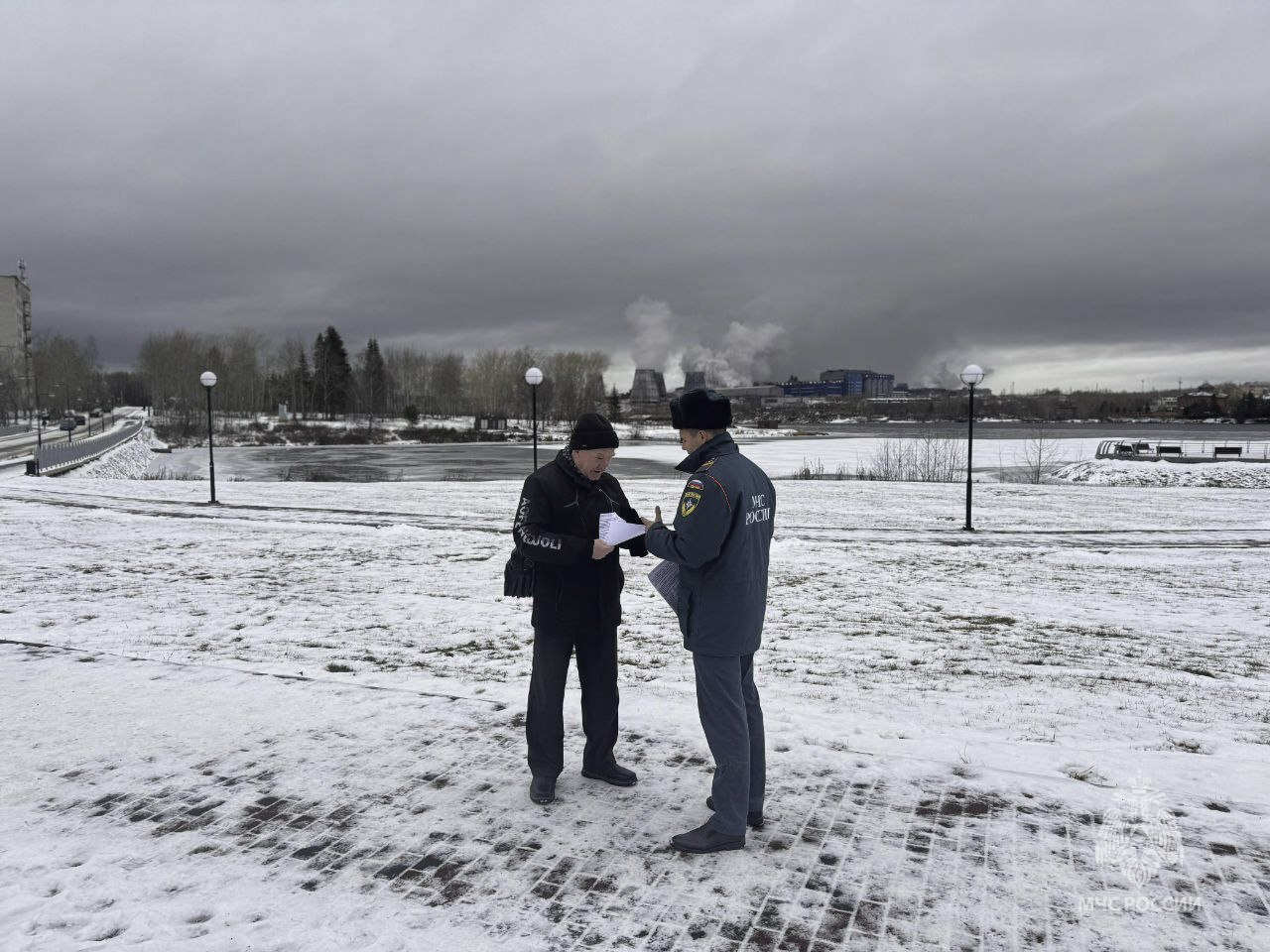 Тонкий лед — это опасно!. Ежедневно сотрудники чрезвычайного ведомства патрулируют водоемы на всей территории региона,но безопасность зависит от каждого из нас! Сейчас лед непрочный, он не выдержит тяжести человека Тонкий лед — это опасно!. Ежедневно сотрудники чрезвычайного ведомства патрулируют водоемы на всей территории региона,но безопасность зависит от каждого из нас! Сейчас лед непрочный, он не выдержит тяжести человека