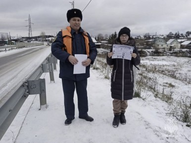 Тонкий лед — это опасно!. Ежедневно сотрудники чрезвычайного ведомства патрулируют водоемы на всей территории региона,но безопасность зависит от каждого из нас! Сейчас лед непрочный, он не выдержит тяжести человека
