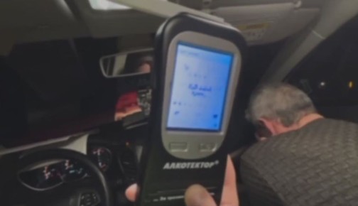 «Я пиво просто выпил»: мужчина расплакался после проваленного теста на алкоголь в Свердловской области