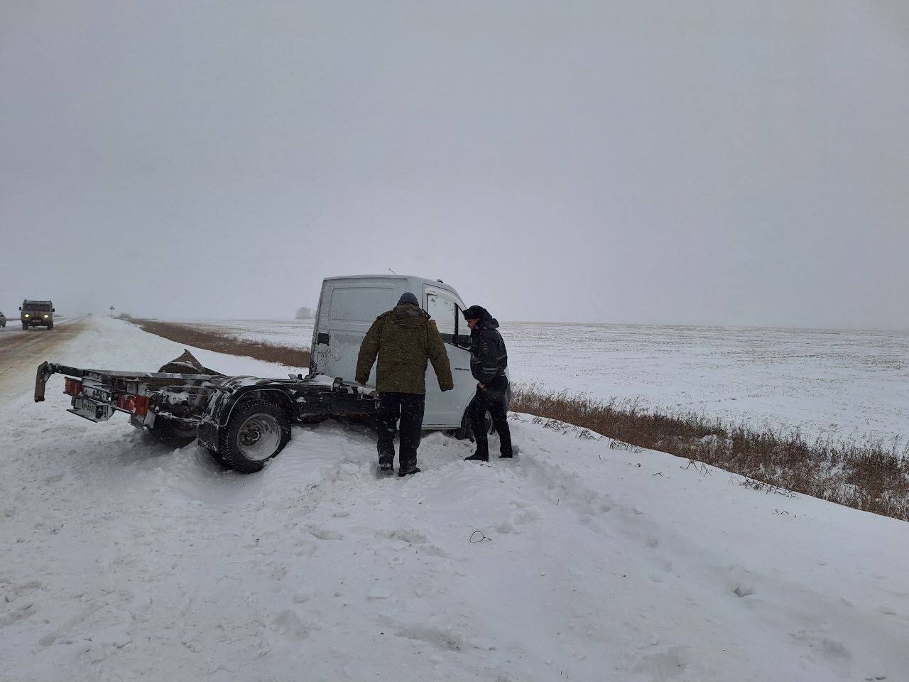 В Алапаевске сотрудники Госавтоинспекции устанавливают обстоятельства ДТП, в результате которого один человек погиб, еще пятерым оказывается медицинская помощь В Алапаевске сотрудники Госавтоинспекции устанавливают обстоятельства ДТП, в результате которого один человек погиб, еще пятерым оказывается медицинская помощь