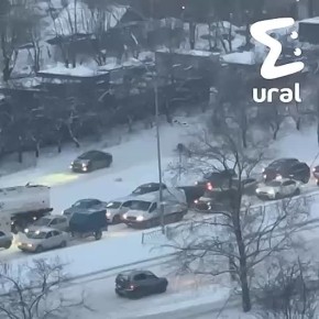 Екатеринбург встал из-за непрекращающегося снегопада