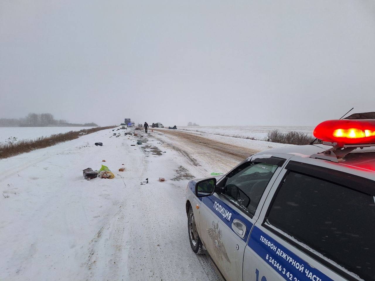 В Алапаевске сотрудники Госавтоинспекции устанавливают обстоятельства ДТП, в результате которого один человек погиб, еще пятерым оказывается медицинская помощь В Алапаевске сотрудники Госавтоинспекции устанавливают обстоятельства ДТП, в результате которого один человек погиб, еще пятерым оказывается медицинская помощь