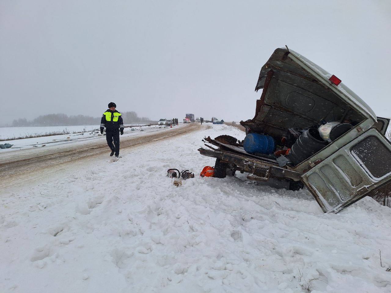 В Алапаевске сотрудники Госавтоинспекции устанавливают обстоятельства ДТП, в результате которого один человек погиб, еще пятерым оказывается медицинская помощь В Алапаевске сотрудники Госавтоинспекции устанавливают обстоятельства ДТП, в результате которого один человек погиб, еще пятерым оказывается медицинская помощь