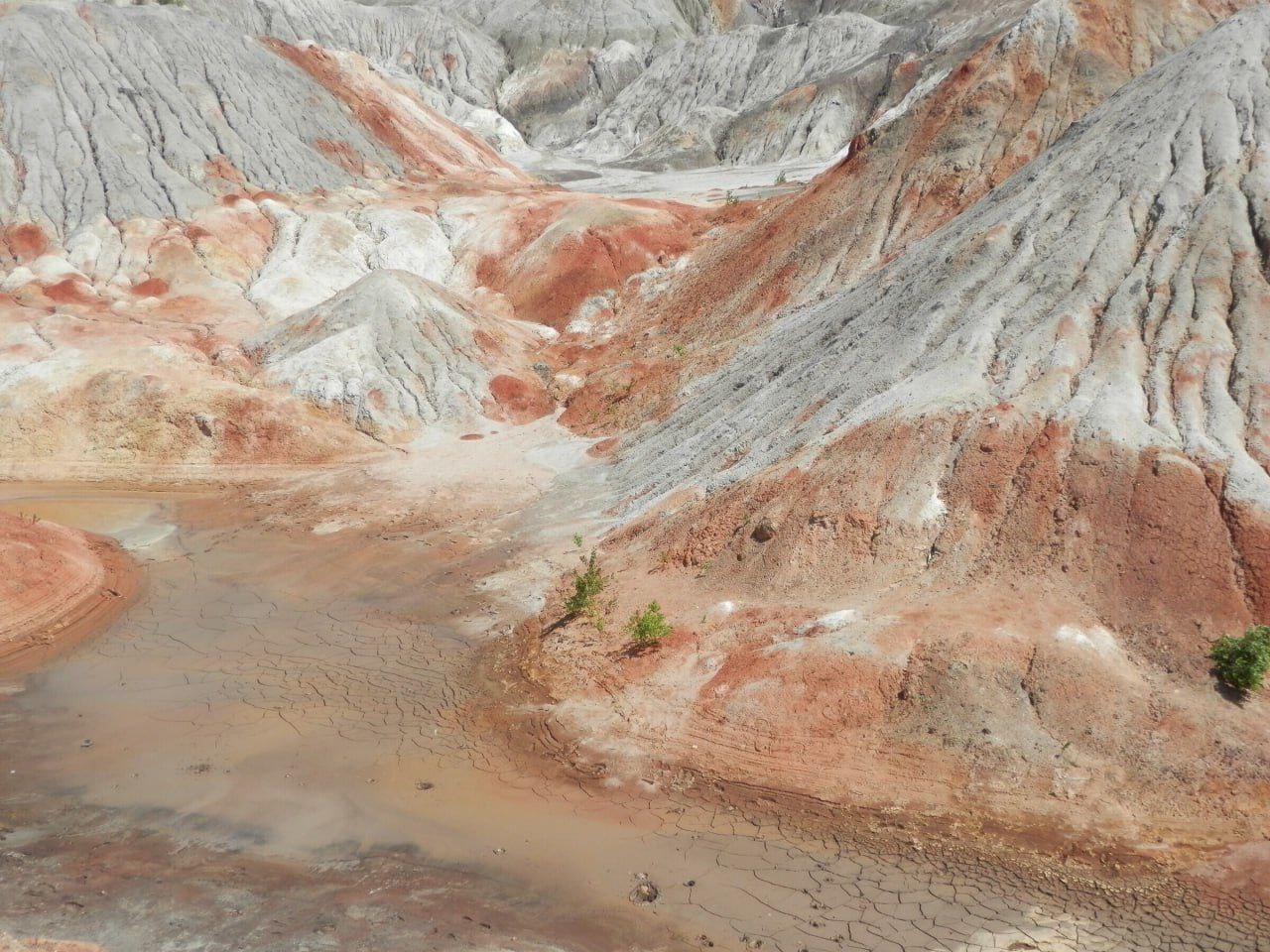 "Марс Урала" (или глиняные карьеры Богдановича) — это глиняный карьер, который по своему внешнему виду, особенно по формам и цветам, напоминает планету Марс, откуда и происходит его название "Марс Урала" (или глиняные карьеры Богдановича) — это глиняный карьер, который по своему внешнему виду, особенно по формам и цветам, напоминает планету Марс, откуда и происходит его название