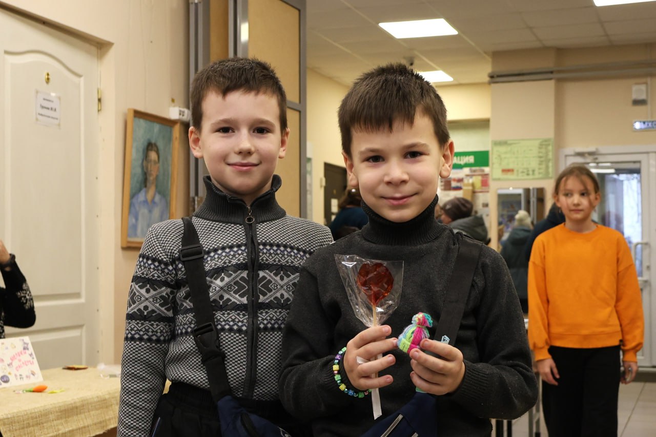 В Детской школе искусств поселка Двуреченск прошла благотворительная ярмарка «Мастерская Деда Мороза» В Детской школе искусств поселка Двуреченск прошла благотворительная ярмарка «Мастерская Деда Мороза»