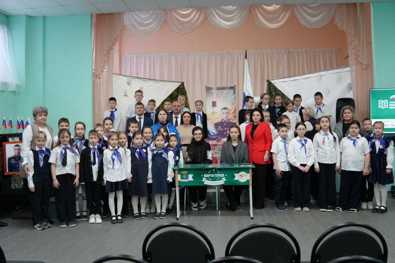 Именную парту Героя России Виталия Шаповалова открыли в Богдановиче Именную парту Героя России Виталия Шаповалова открыли в Богдановиче