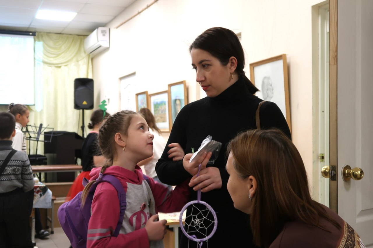 В Детской школе искусств поселка Двуреченск прошла благотворительная ярмарка «Мастерская Деда Мороза»