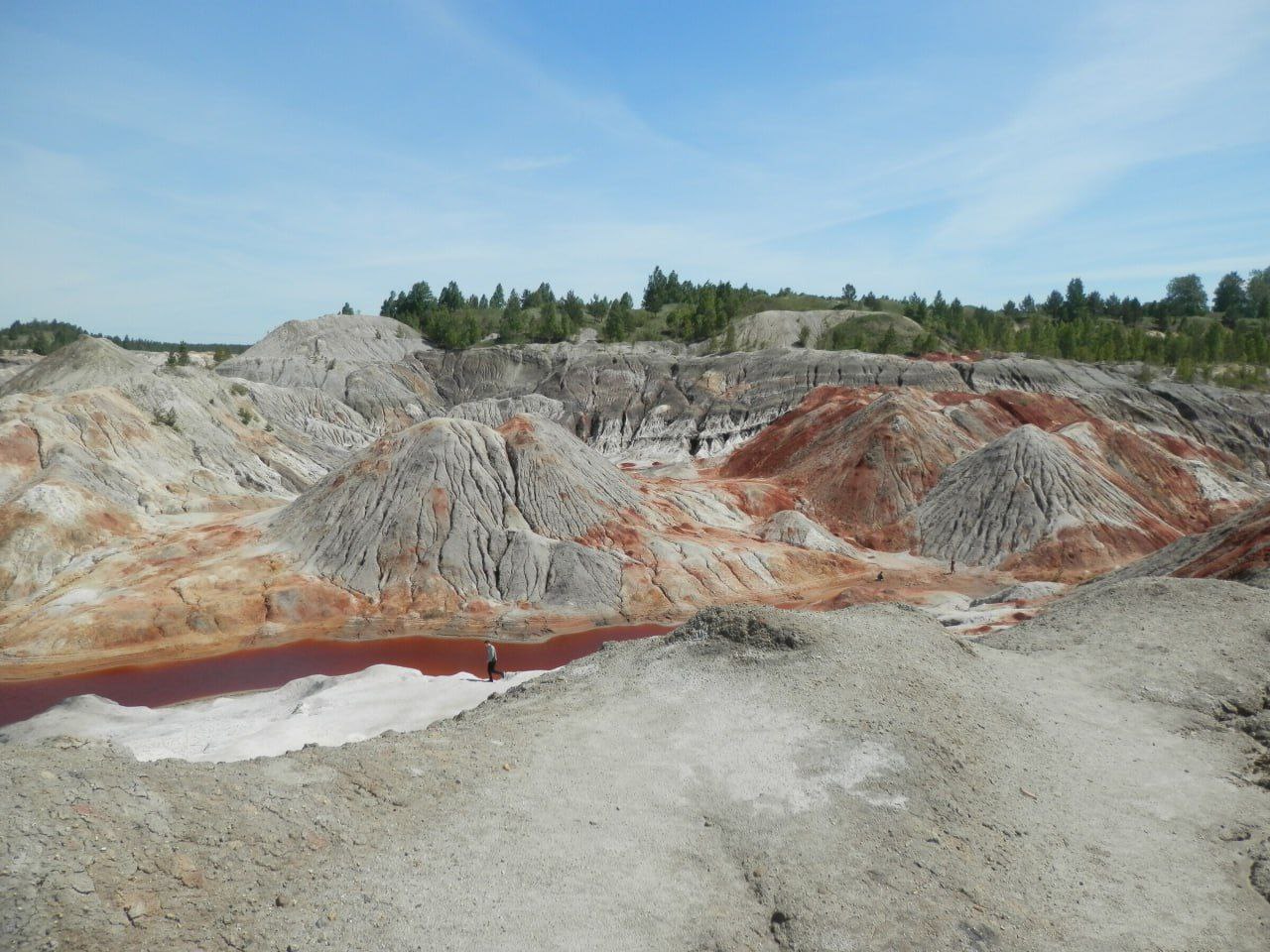 "Марс Урала" (или глиняные карьеры Богдановича) — это глиняный карьер, который по своему внешнему виду, особенно по формам и цветам, напоминает планету Марс, откуда и происходит его название "Марс Урала" (или глиняные карьеры Богдановича) — это глиняный карьер, который по своему внешнему виду, особенно по формам и цветам, напоминает планету Марс, откуда и происходит его название