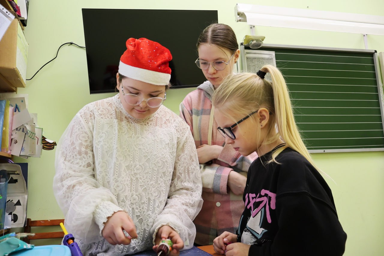 В Детской школе искусств поселка Двуреченск прошла благотворительная ярмарка «Мастерская Деда Мороза» В Детской школе искусств поселка Двуреченск прошла благотворительная ярмарка «Мастерская Деда Мороза»