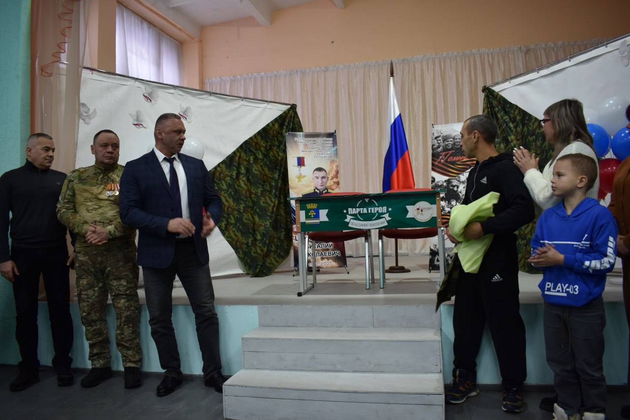 Именную парту Героя России Виталия Шаповалова открыли в Богдановиче Именную парту Героя России Виталия Шаповалова открыли в Богдановиче