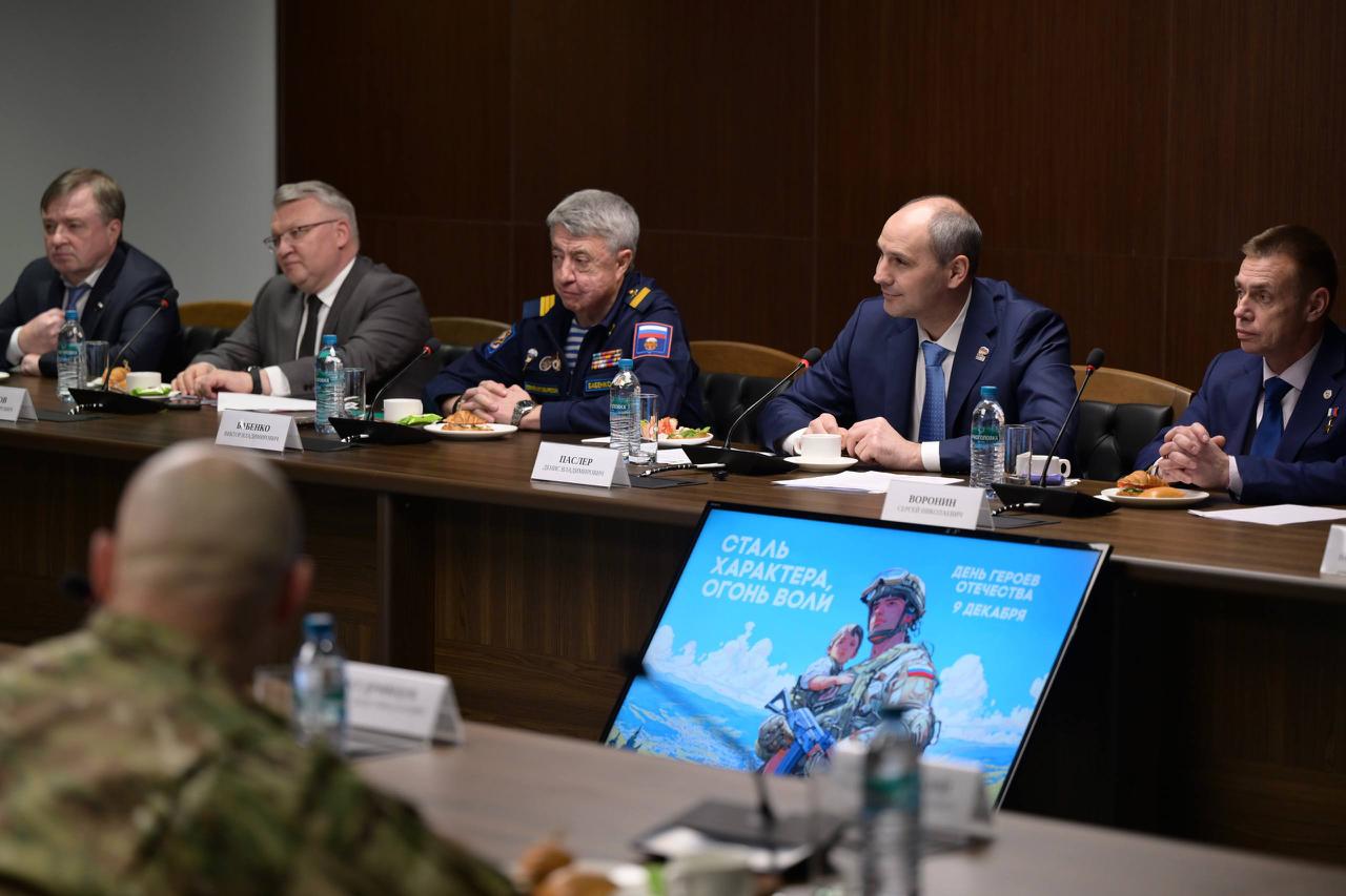 В День Героев Отечества губернатор Свердловской области Денис Паслер встретился с уральцами — Героями России, бойцами спецоперации и ветеранами боевых действий В День Героев Отечества губернатор Свердловской области Денис Паслер встретился с уральцами — Героями России, бойцами спецоперации и ветеранами боевых действий