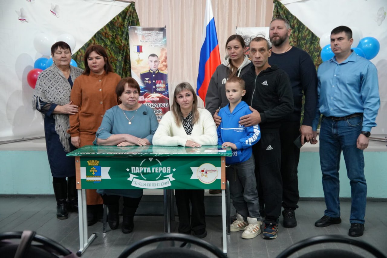 В средней школе №4 Богдановича 9 декабря, в день Героя Отечества, торжественно установили парту Героя России Виталия Шаповалова В средней школе №4 Богдановича 9 декабря, в день Героя Отечества, торжественно установили парту Героя России Виталия Шаповалова