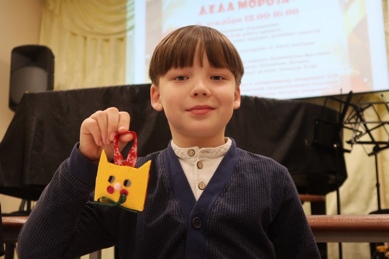 В Детской школе искусств поселка Двуреченск прошла благотворительная ярмарка «Мастерская Деда Мороза» В Детской школе искусств поселка Двуреченск прошла благотворительная ярмарка «Мастерская Деда Мороза»