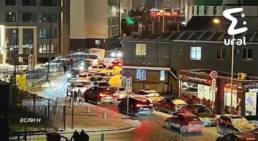 Екатеринбуржцы по полчаса пробираются к подъездам из-за хаотичной парковки