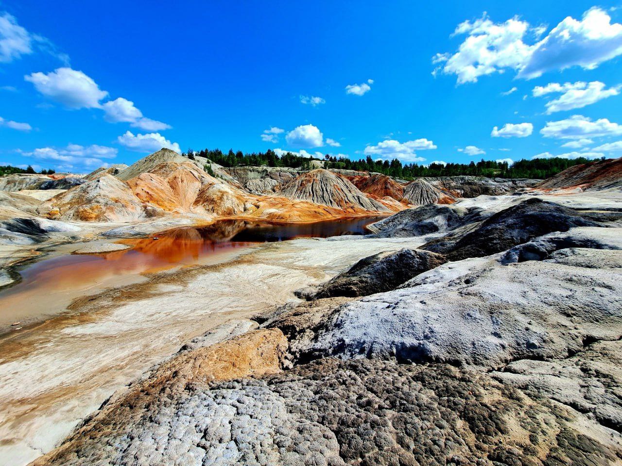 "Марс Урала" (или глиняные карьеры Богдановича) — это глиняный карьер, который по своему внешнему виду, особенно по формам и цветам, напоминает планету Марс, откуда и происходит его название "Марс Урала" (или глиняные карьеры Богдановича) — это глиняный карьер, который по своему внешнему виду, особенно по формам и цветам, напоминает планету Марс, откуда и происходит его название