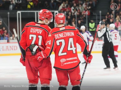 Континентальная хоккейная лига (КХЛ) выбрала трех игроков екатеринбургского «Автомобилиста» для участия в Фонбет Неделе звезд хоккея, которая пройдет с 6 по 8 февраля в Екатеринбурге