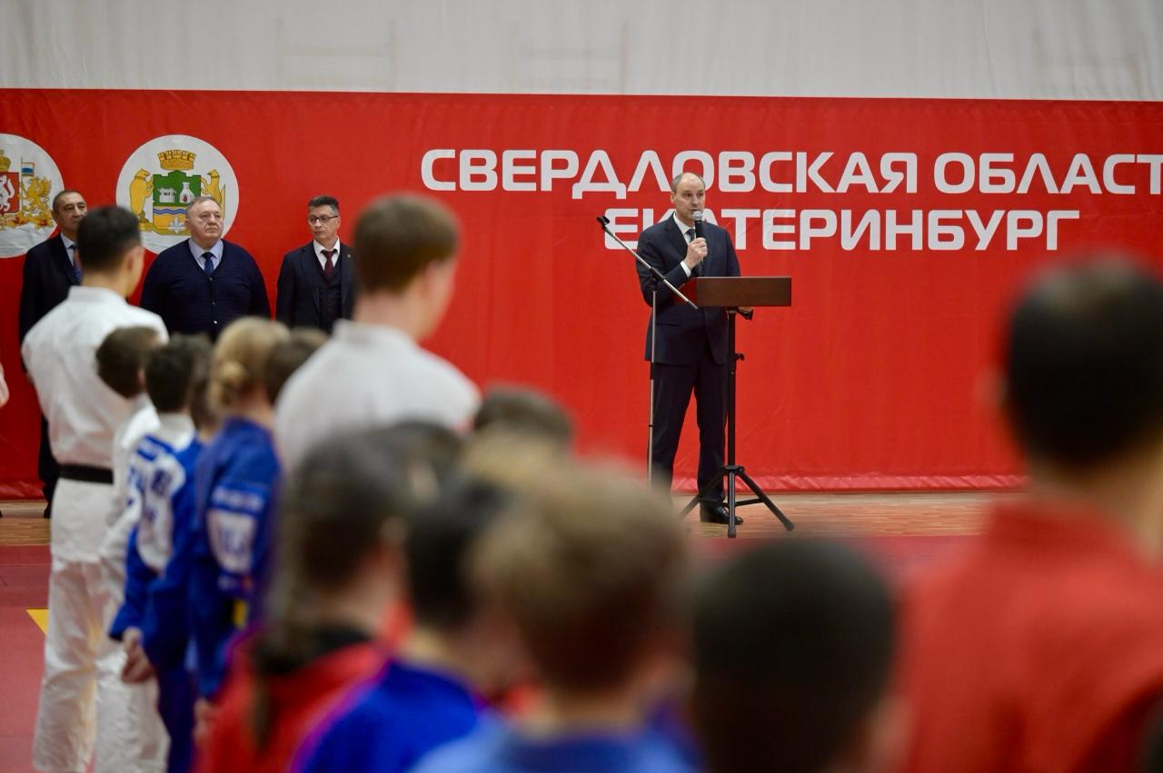 Акцент на спорт: Денис Паслер наградил выдающихся свердловских самбистов и открыл первый домашний матч «СКА-Уральского Трубника» в сезоне Акцент на спорт: Денис Паслер наградил выдающихся свердловских самбистов и открыл первый домашний матч «СКА-Уральского Трубника» в сезоне