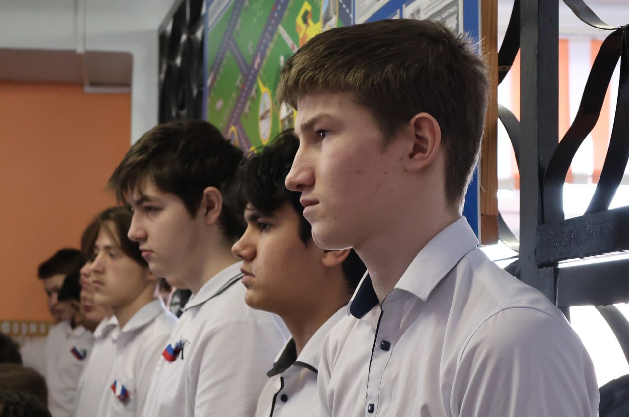 Мемориальную доску в память об участнике специальной военной операции Александре Михайловиче Орлове открыли в его родной Новоипатовской средней школе Мемориальную доску в память об участнике специальной военной операции Александре Михайловиче Орлове открыли в его родной Новоипатовской средней школе