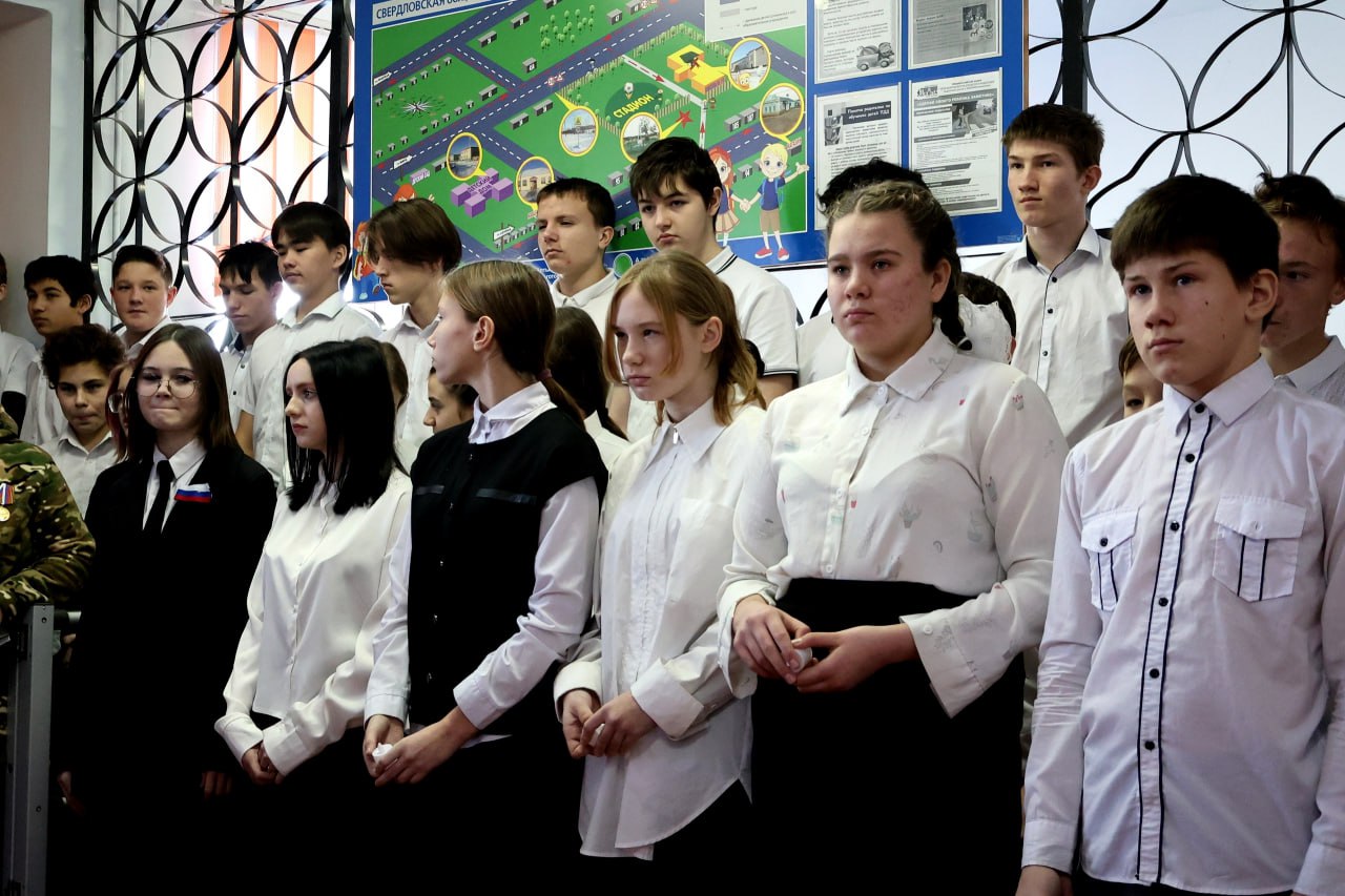 Мемориальную доску в память об участнике специальной военной операции Александре Михайловиче Орлове открыли в его родной Новоипатовской средней школе Мемориальную доску в память об участнике специальной военной операции Александре Михайловиче Орлове открыли в его родной Новоипатовской средней школе