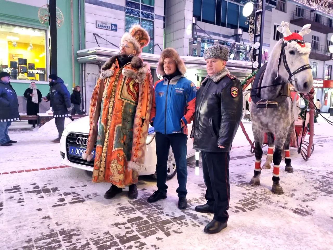 Сегодня на одной из центральных улиц Екатеринбурга вместе с нашими коллегами с телеканала «ОТВ» мы снимали праздничный клип, посвященный Новому году!
