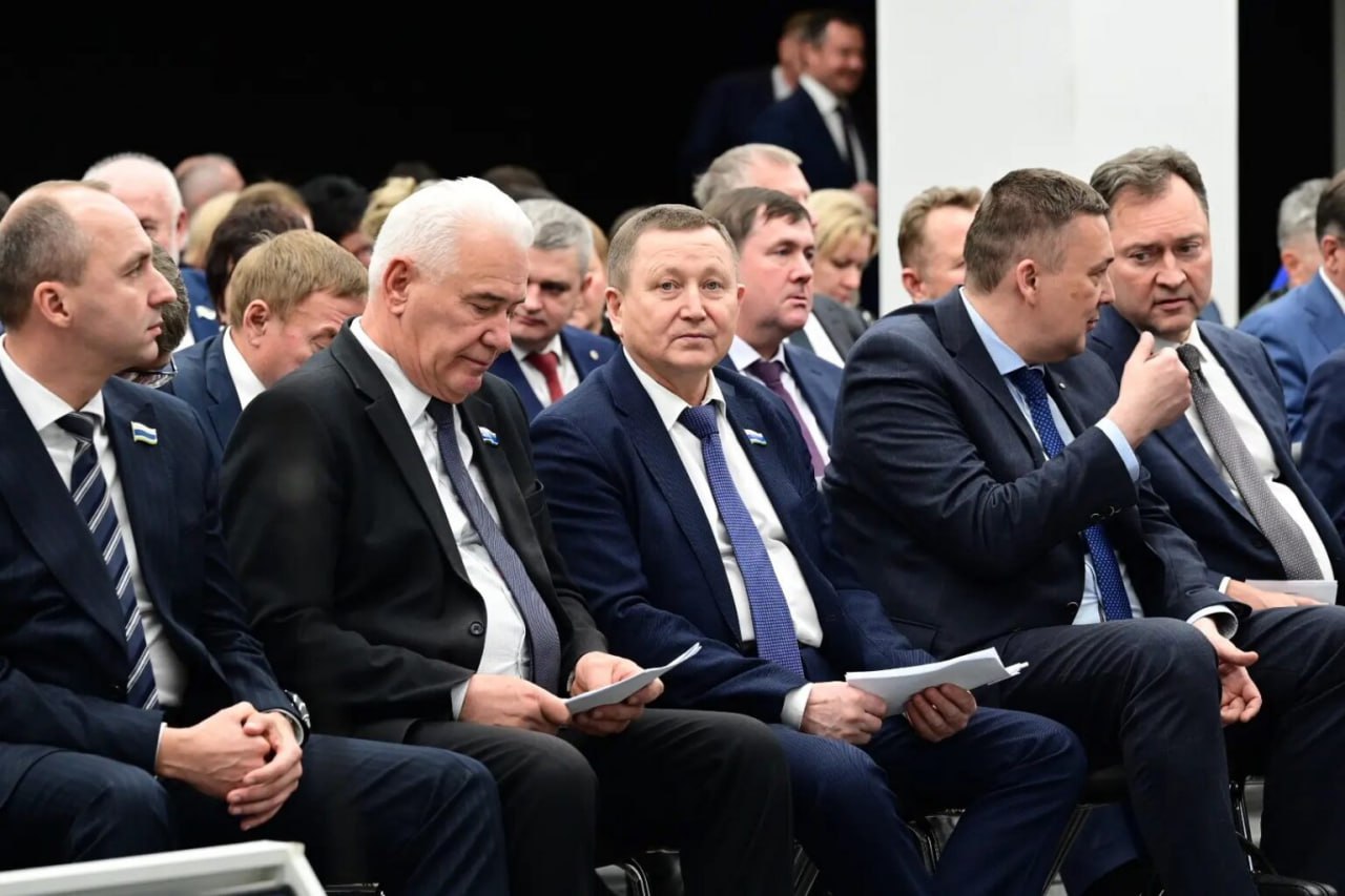 Губернатор Свердловской области, секретарь регионального отделения партии «Единая Россия» Денис Паслер подвел итоги работы партийцев за 2025 год и определил приоритетные задачи на 2026 год Губернатор Свердловской области, секретарь регионального отделения партии «Единая Россия» Денис Паслер подвел итоги работы партийцев за 2025 год и определил приоритетные задачи на 2026 год