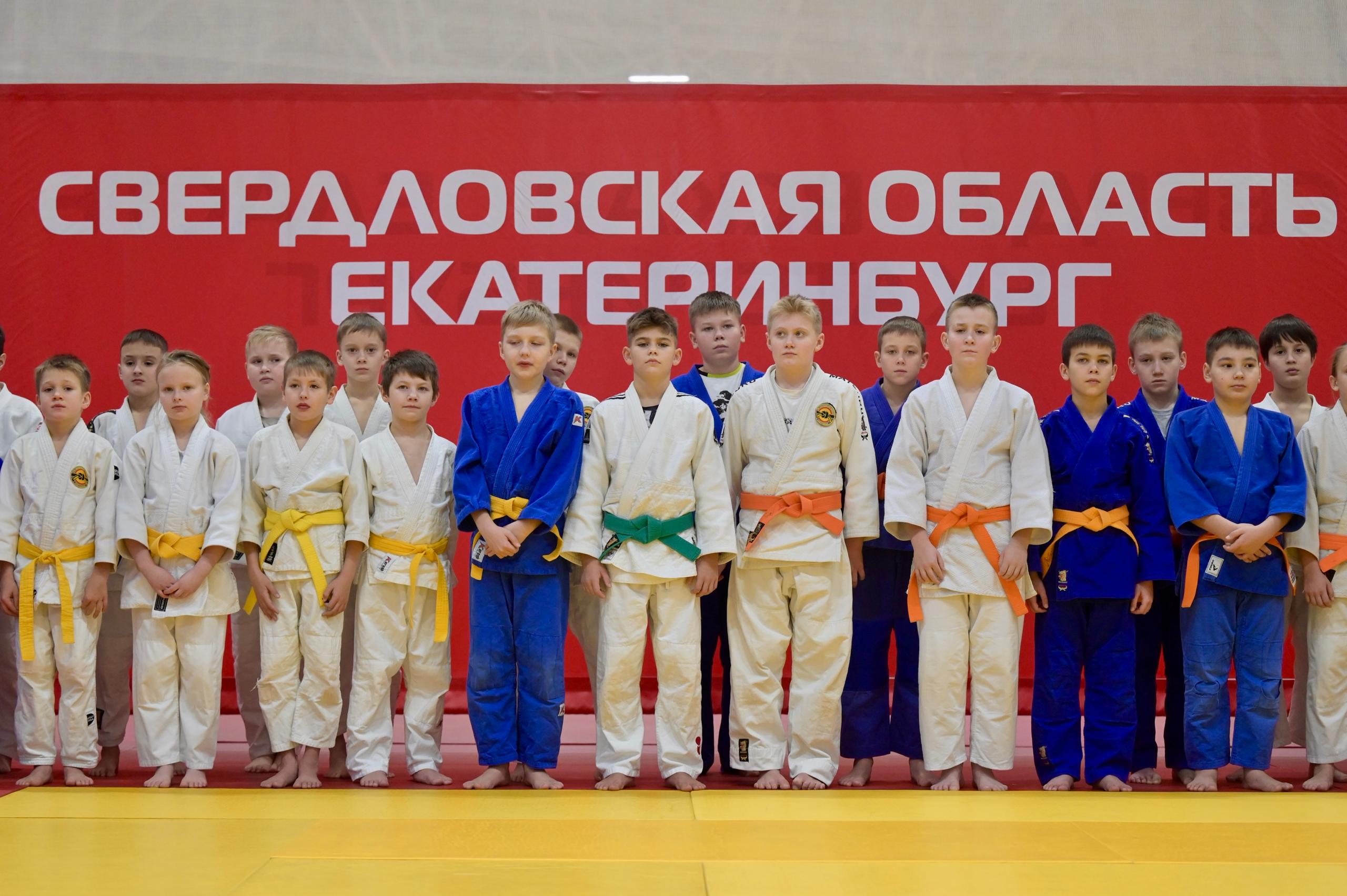 Денис Паслер отметил успехи свердловских чемпионов мира и Европы по самбо и их тренеров Денис Паслер отметил успехи свердловских чемпионов мира и Европы по самбо и их тренеров