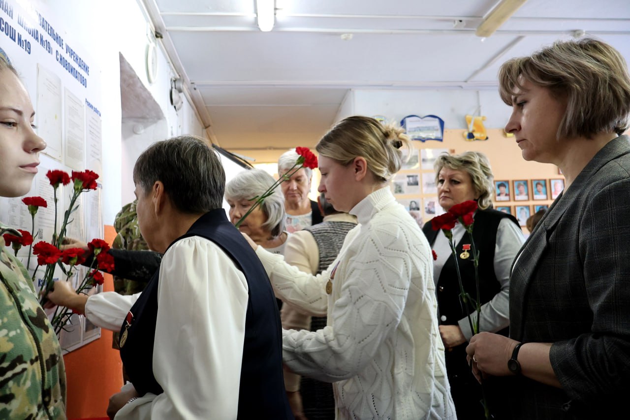 Мемориальную доску в память об участнике специальной военной операции Александре Михайловиче Орлове открыли в его родной Новоипатовской средней школе Мемориальную доску в память об участнике специальной военной операции Александре Михайловиче Орлове открыли в его родной Новоипатовской средней школе