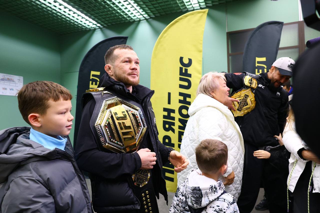 Петр Ян привез чемпионский пояс UFC в Екатеринбург